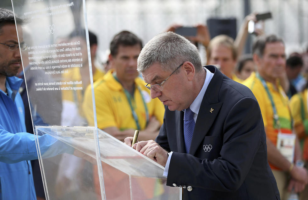 נשיא הוועד האולימפי תומאס באך בטקס הזיכרון בריו (צילום: רויטרס) (צילום: רויטרס)