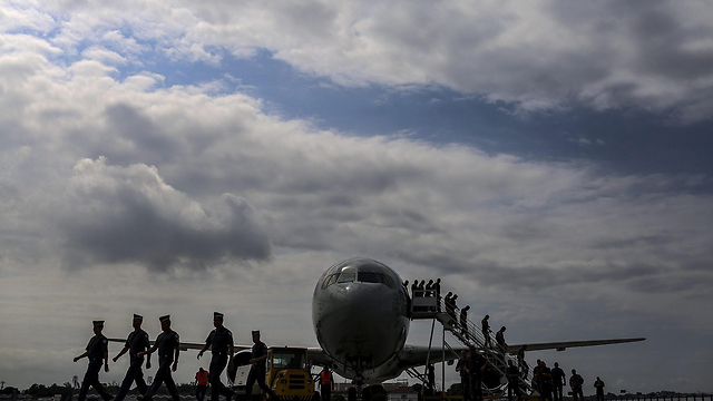 חיילים יורדים ממטוס בדרך למבצע בריו (צילום: EPA) (צילום: EPA)