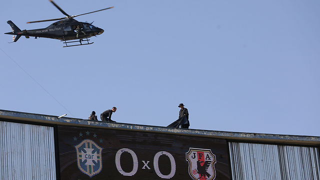 חיילים על הגגות (צילום: AP) (צילום: AP)