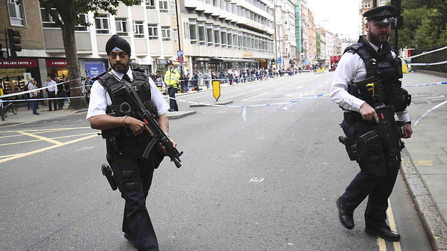 כוחות משטרה בלונדון. "סוכלו 12 מתקפות טרור מאז 2013" (צילום: רויטרס) (צילום: רויטרס)