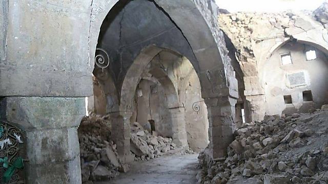 The crumbling 2,700 year old tomb of the Prophet Nahum (Photo: Shardar)