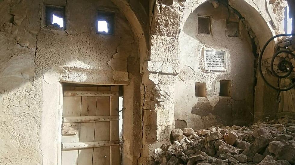 The crumbling 2,700 year old tomb of the Prophet Nahum (Photo: Shardar)