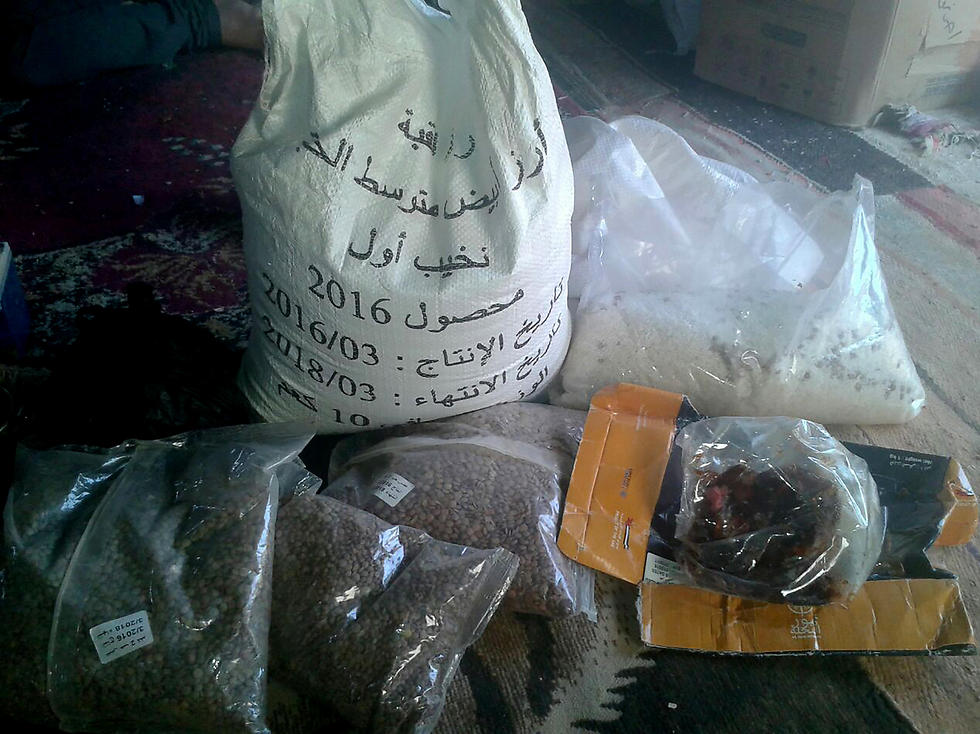 Food aid dropped by crane over the Jordan-Syrian border (Photo: AP)