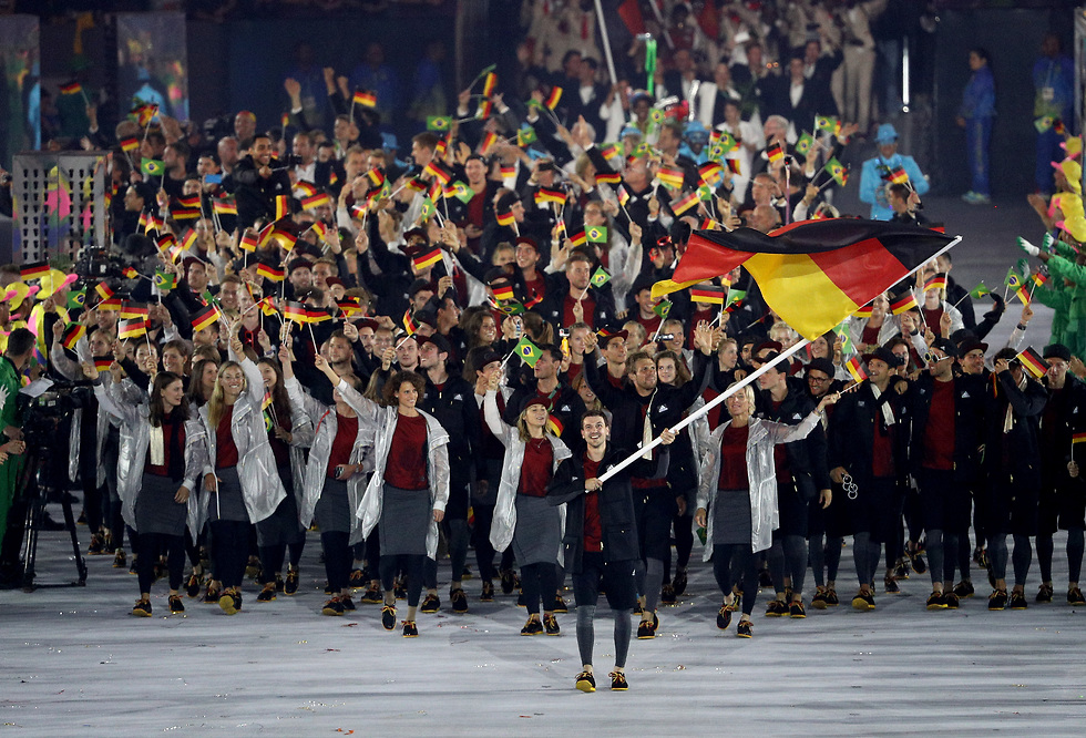 כוכב הטניס שולחן, טימו בול, נושא את הדגל הגרמני (צילום: gettyimages) (צילום: gettyimages)