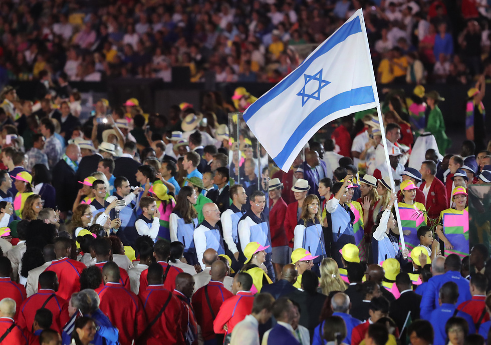 נטע ריבקין עם הדגל הישראלי (צילום: אורן אהרוני) (צילום: אורן אהרוני)