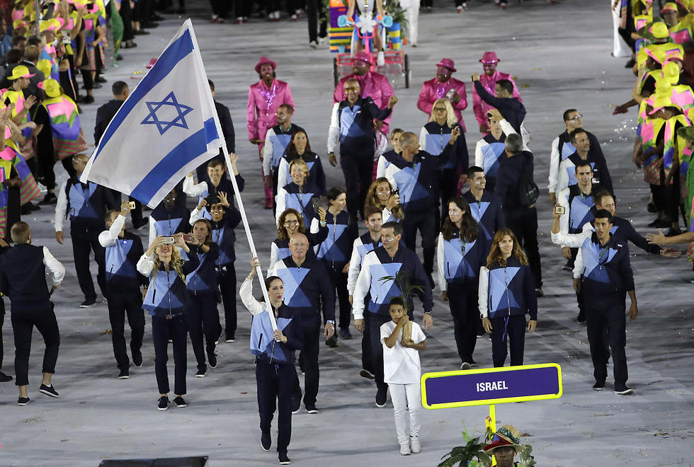ריבקין נושאת את הדגל בטקס הפתיחה בריו (צילום: AP) (צילום: AP)