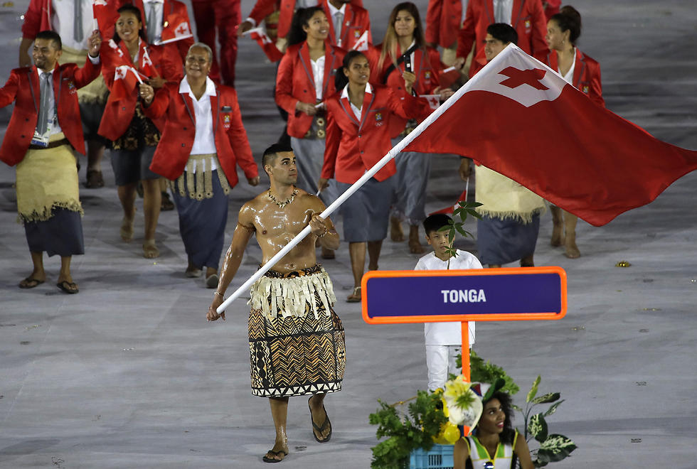 נושא הדגל של טונגה משוח בשמן (צילום: AP) (צילום: AP)