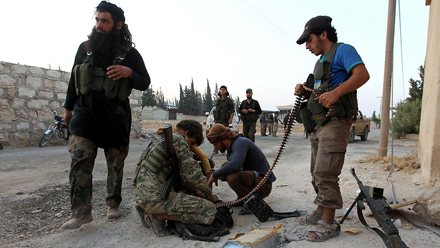 המורדים בסוריה נערכים להמשך הקרב על חלב (צילום: רויטרס) (צילום: רויטרס)