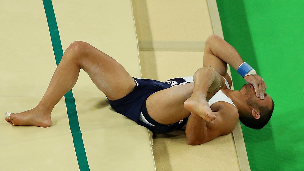 סמיר איט סעיד הצרפתי נאנק מכאבים, אחרי הנפילה בתחרות ההתעמלות (צילום: gettyimages) (צילום: gettyimages)