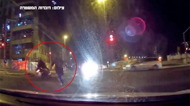 עובר באור אדום וחומק מהשוטרים. רוכב הקטנוע במנוסה (צילום: דוברות המשטרה) (צילום: דוברות המשטרה)