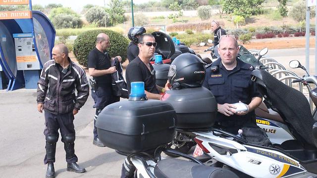 החיפושים אחר החשוד באזור תל אביב (צילום: מוטי קמחי) (צילום: מוטי קמחי)