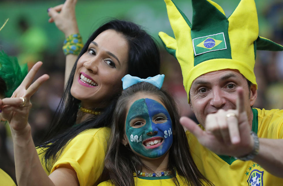האוהדים הברזילאים ביציעים (צילום: AP) (צילום: AP)