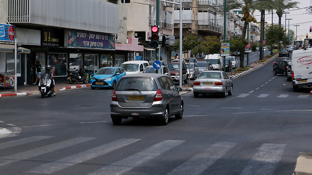 רמת גן. 12:45. רכב עובר באדום בעוזיאל פינת שדרות ירושלים (צילום: שאול גולן) (צילום: שאול גולן)