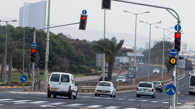 Car crossing Haifa intersection on red light (Photo: Gil Nechushtan)