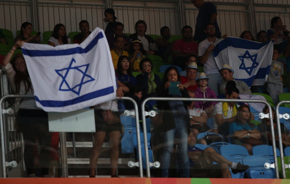 דגלי ישראל באולם הג'ודו (צילום: אורן אהרוני) (צילום: אורן אהרוני)