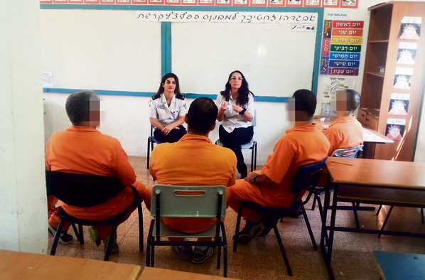 היינו חסרי אחריות". מימין: כלאי אביגיל סיטרוק ורס"ר אביבה טוג־בינאי בפגישה עם האסירים
