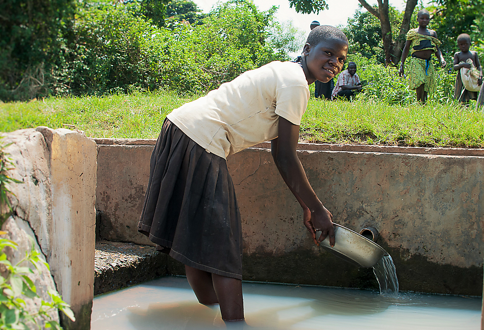 נשים צועדות קילומטרים רבים עד למקור מים נקיים, שם הן מכבסות את הבגדים וממלאות מיכלי מים (צילום: לאורה די קסטרו Laura Di Castro) (צילום: לאורה די קסטרו Laura Di Castro)