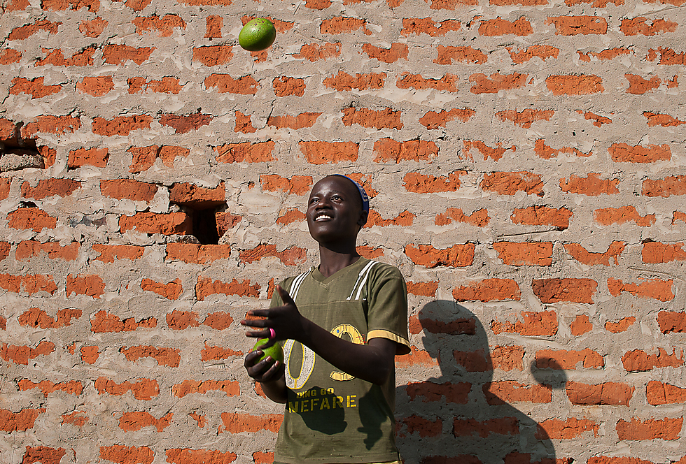 ילד מהקהילה משחק במנגו (צילום: לאורה די קסטרו Laura Di Castro) (צילום: לאורה די קסטרו Laura Di Castro)