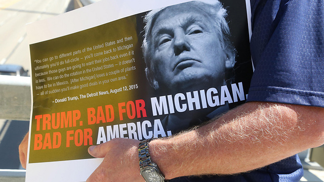 רע למישיגן. רע לאמריקה. שלט מחאה נגד טראמפ (צילום: MCT) (צילום: MCT)