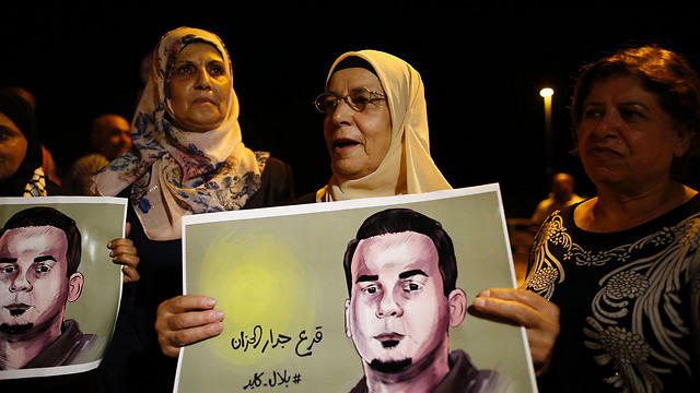 מפגינות עם תמונתו של בילאל כאיד (צילום: AFP) (צילום: AFP)