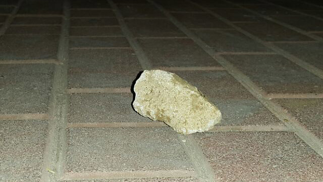 אבן שהושלכה לעבר השוטרים (צילום: דוברות המשטרה) (צילום: דוברות המשטרה)