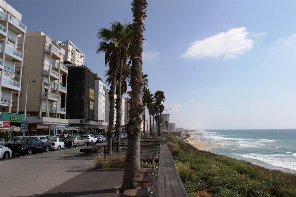 לכל אדם בישראל יש בממוצע 1.5 ס"מ חוף. הטיילת של בת ים (צילום: אבי מועלם) (צילום: אבי מועלם)
