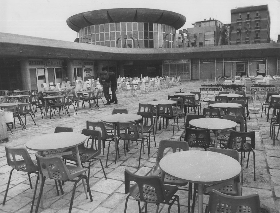 פעם היו פה עוד מסעדות ושולחנות רבים לאורחים, 1979 (צילום: יוסי רוט) (צילום: יוסי רוט)