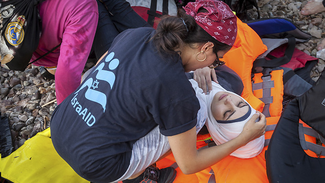 IsraAID volunteer treats a migrant on the Greek island of Lesbos (Photo: IsraAID)