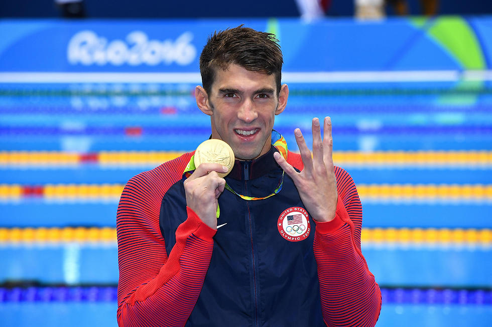 אין לו מספיק אצבעות כדי לסמן את כל מדליות הזהב שלו (צילום: EPA) (צילום: EPA)