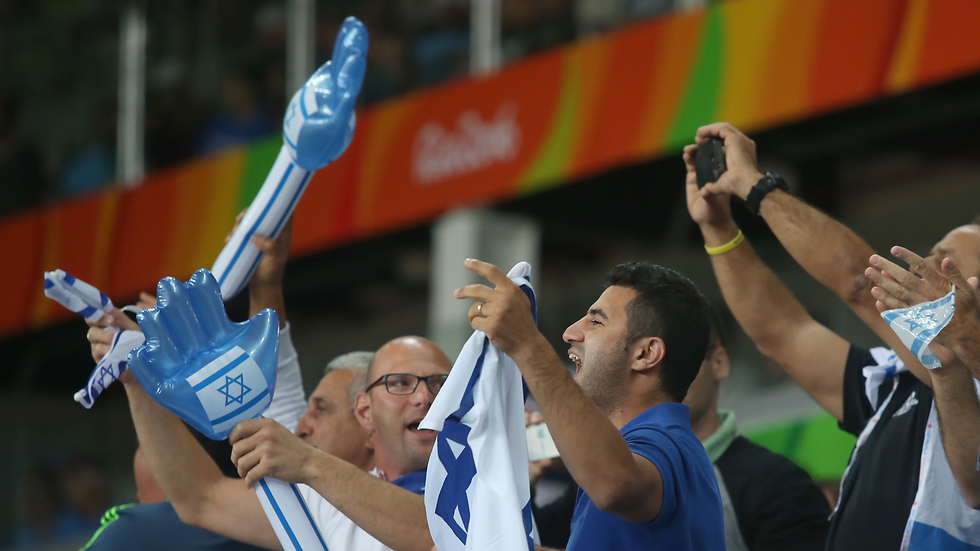 ישראלים מעודדים את אורי ששון ביציע בריו דה ז'ניירו (צילום: אורן אהרוני) (צילום: אורן אהרוני)