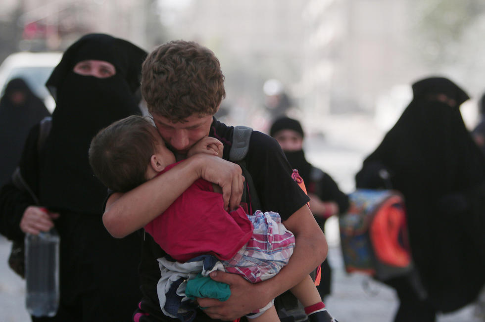 שוחררו מידי דאעש. האזרחים החטופים במנביג' (צילום: רויטרס) (צילום: רויטרס)