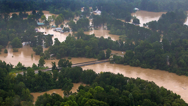 נהרות ונחלים עלו על גדותיהם (צילום: AP) (צילום: AP)