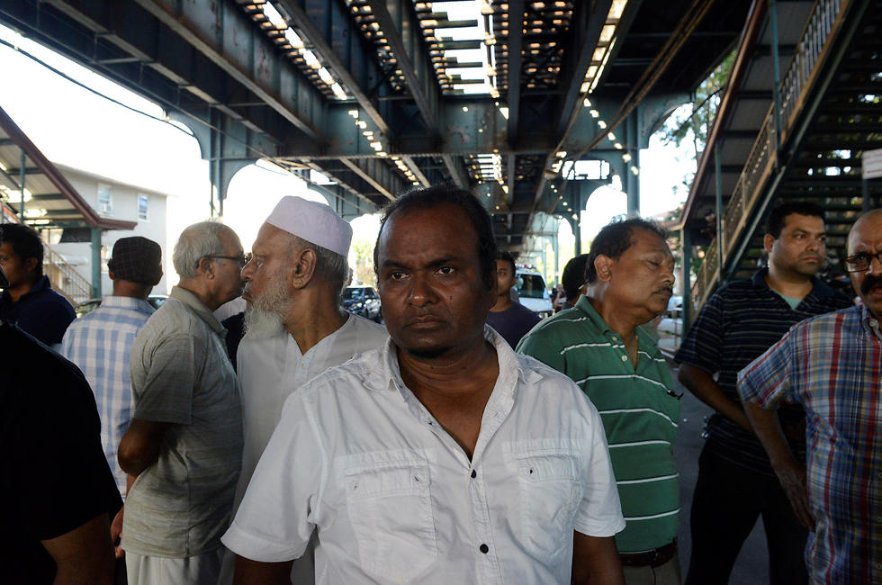 תושבים מוסלמים מוחים (צילום: רויטרס) (צילום: רויטרס)