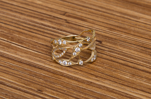 טבעת זהב ויהלומים, עיצוב פרטי. "היא מסמלת את החוזק הנשי של בנות המשפחה"  (צילום: ענבל מרמרי)
