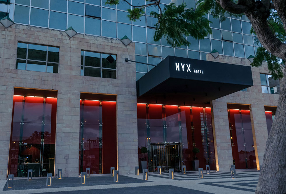 גם מלון NYX בדרום תל אביב נפתח במגדל משרדים. השינוי שנעשה כאן הוא לא רק פנימי: גם חזיתות החוץ של הבניין הירקרק טופלו (צילום: איה בן עזרי)