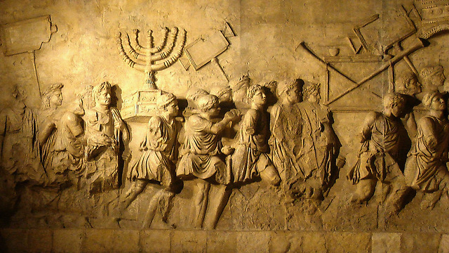 Arch of Titus replica in Beit Hatfutsot (Photo: Wikimedia Commons)