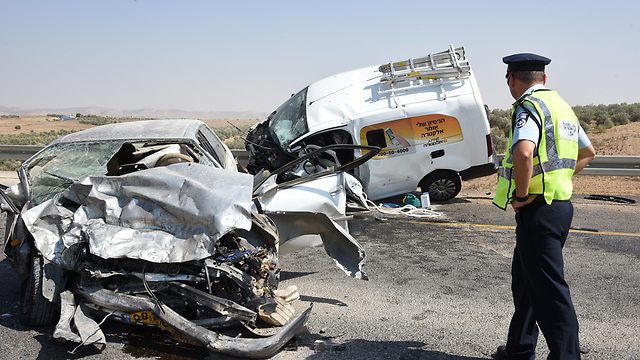התאונה בכביש 310. שני פצועים קשה ואחד בינוני (צילום: הרצל יוסף) (צילום: הרצל יוסף)