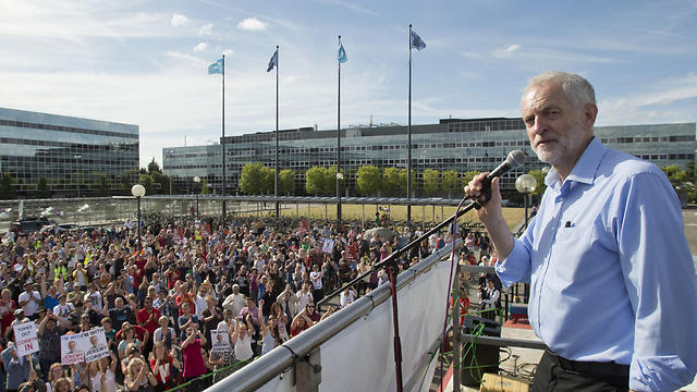 ג'רמי קורבין בעצרת של הלייבור במילטון קינס, אנגליה (צילום: AP) (צילום: AP)