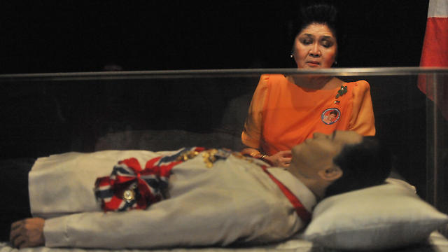 אימלדה מרקוס לצד גופת בעלה החנוטה (צילום: AFP) (צילום: AFP)