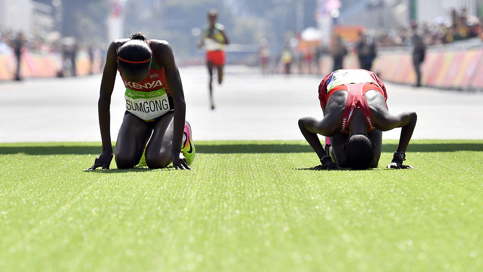 ג'מיימה סומגונג ויוניס קירווה (צילום: AFP) (צילום: AFP)