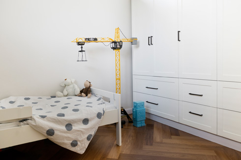 חדרו של הילד קטן, אך חדר העבודה משלים את החסר (צילום: גדעון לוין)