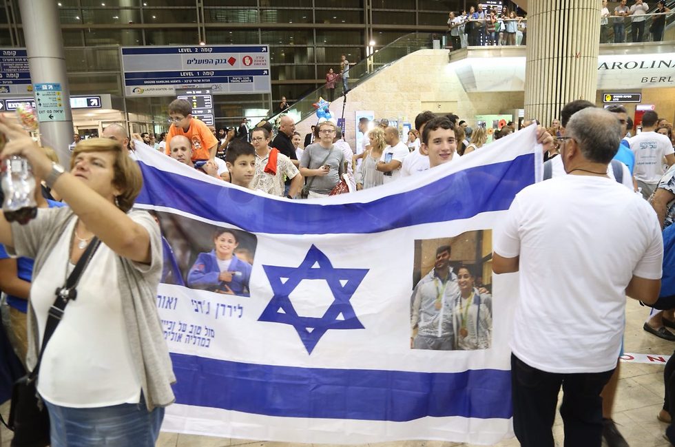 About 1,000 people came to greet the Israeli medalists. (Photo: Motti Kimchi)