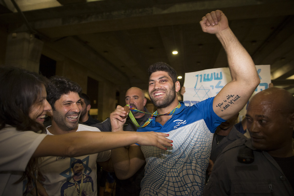 Sasson welcomed with love upon his return to Israel (Photo: Oz Mualem)