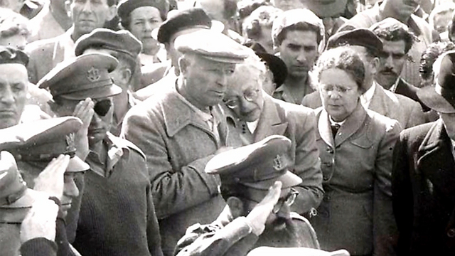 Начальник генштаба ЦАХАЛа Моше Даян (слева) на поминальной церемонии. 1950-е годы
