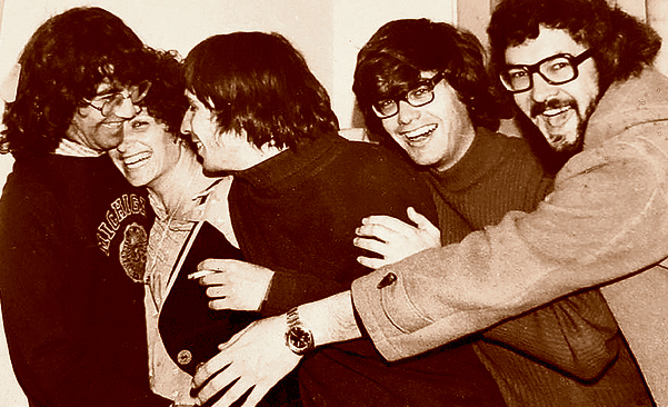 מימין: מיכאל, סידון, מרמרי וניב (עם  שרית ישי־לוי) במערכת 'העולם הזה', שנות ה־70
