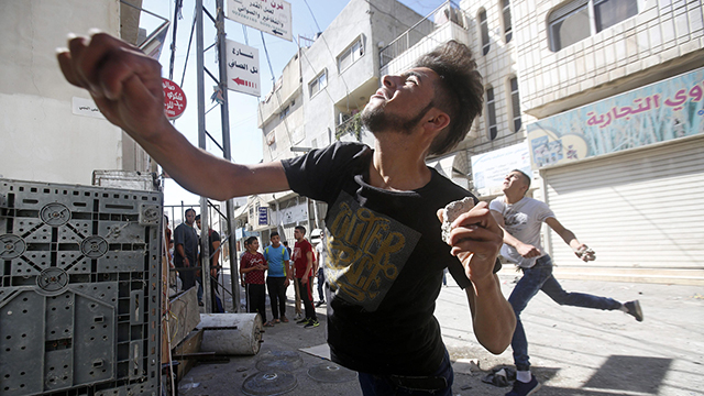 Archive photo Palestinian throwing rocks at IDF troops (Photo: EPA) (Photo: EPA)