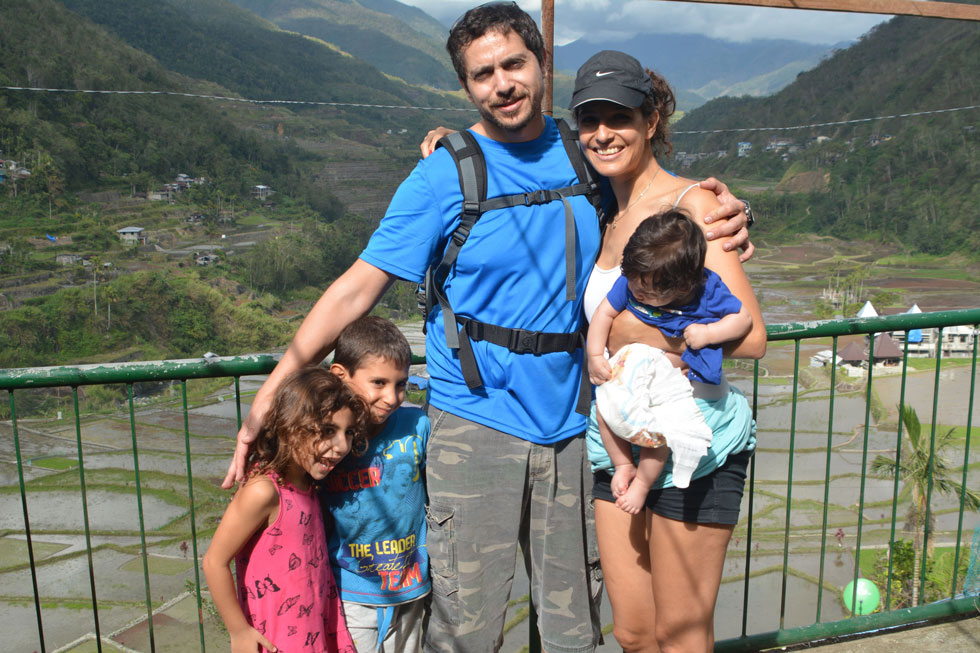 נעמה דנינו והמשפחה: "אני מתחילה מסע. מסע אל הדרך שבה אמהות וקריירה נפגשות" (צילום: הראל דנינו)