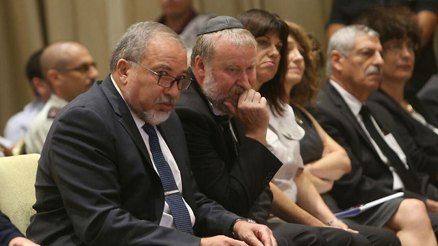 Lieberman and Attorney General Avichai Mandelblit (Photo: Alex Kolomoisky) (Photo: Alex Kolomoisky)