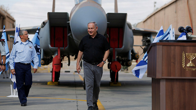 Prime Minister Netanyahu visiting the Air Force base in Tel Nof (Photo: Reuters)