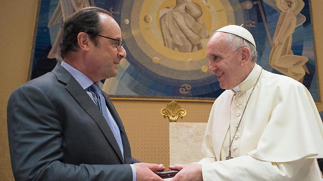French President Francoid Hollande meets Pope Francis (Photo: EPA)